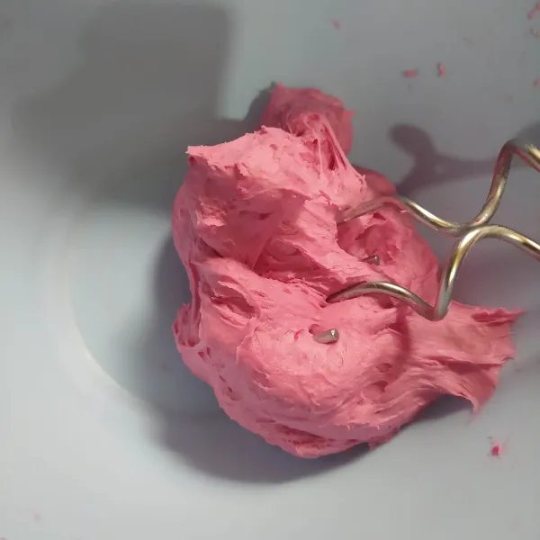 Lanjutkan dengan mixer hingga kalis. Bulatkan adonan, lalu diamkan selama 1 jam. Tutup dengan serbet/ plastik supaya tetap lembab.
