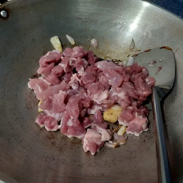 Kemudian masukan daging. Aduk hingga daging mengeluarkan air dan berubah warna.