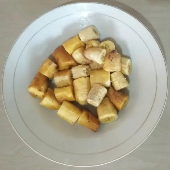 Step 1 Pisang Pompom
