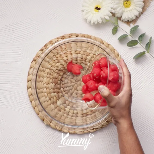 Siapkan mangkuk saji besar lalu tambahkan semangka dan melon ke dalamnya.