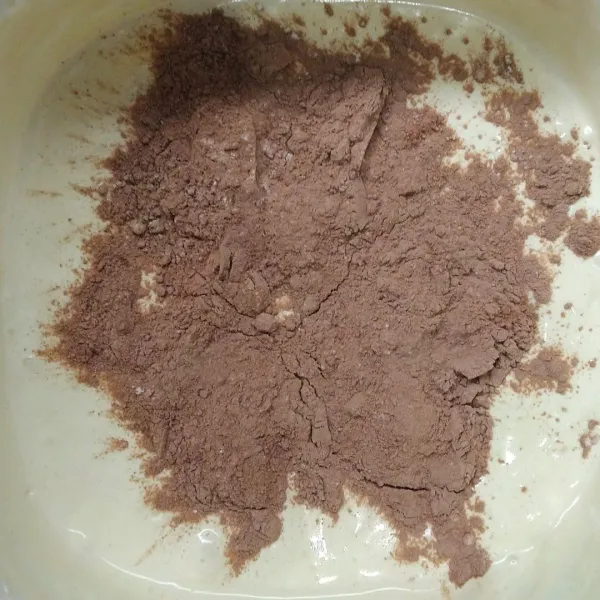 Masukan ayakan tepung dan coklat bubuk. Mixer dengan kecepatan rendah asal rata.