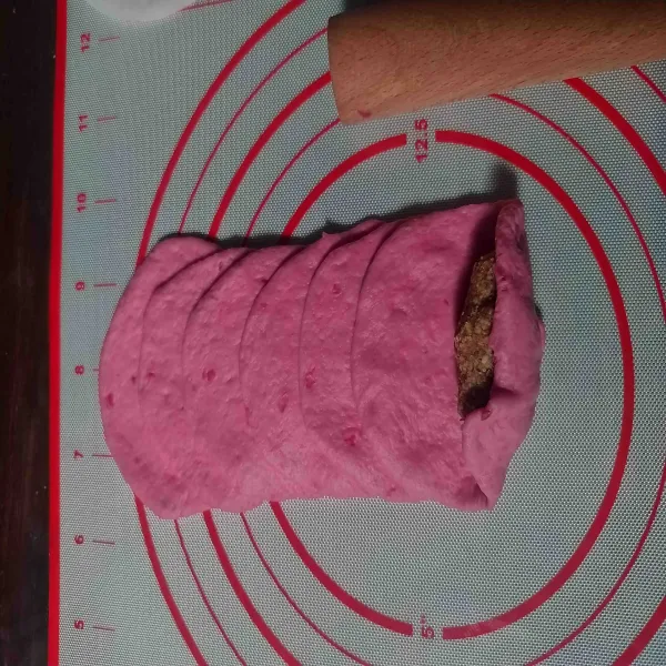 Untuk membentuk bakpao seperti mawar, ambil 6 bulatan, pipihkan lalu susun seperti di gambar. Letakkan 1 buah isian di ujungnya.