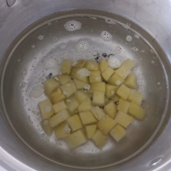Rebus kentang sampai mendidih.