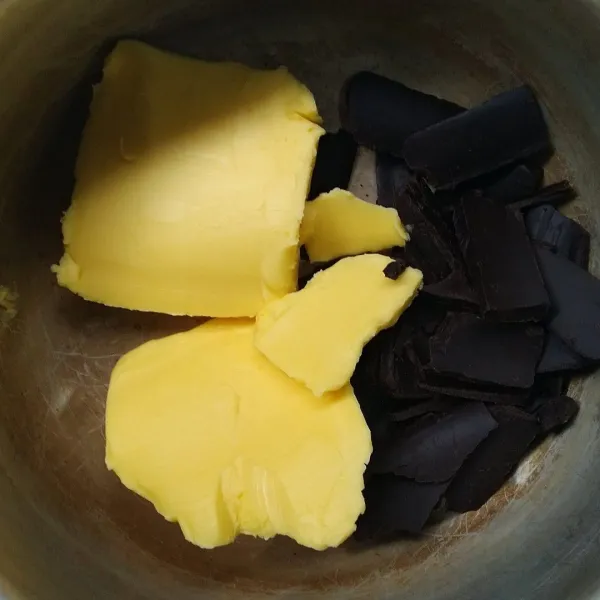 Lelehkan margarin dan coklat DCC dengan cara double boiler.