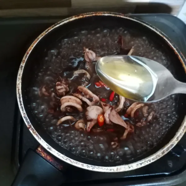 Kemudian masukkan cabai rawit dan minyak goreng. Aduk rata. Koreksi rasa.