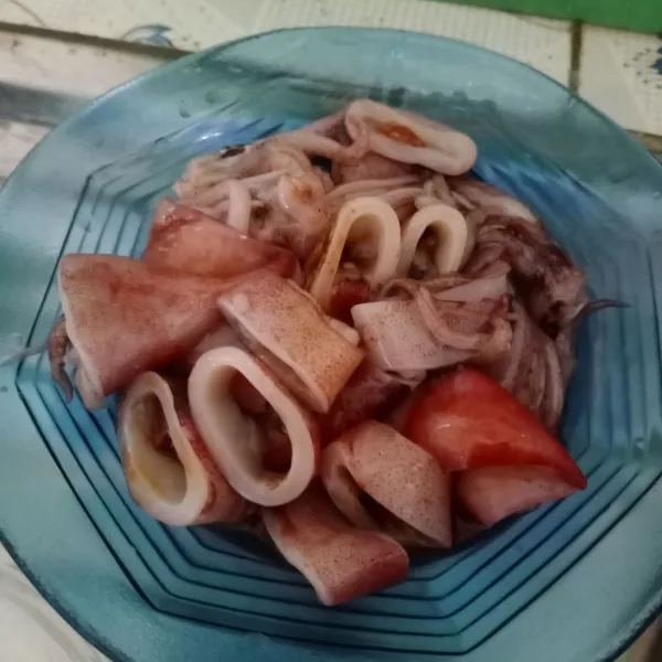 Cuci bersih cumi, kemudian potong-potong.