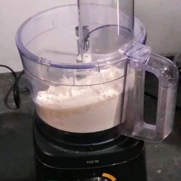 Siapkan food processor, Masukkan tepung terigu, baking powder, susu bubuk dan vanila bubuk, adon sampai tercampur rata.