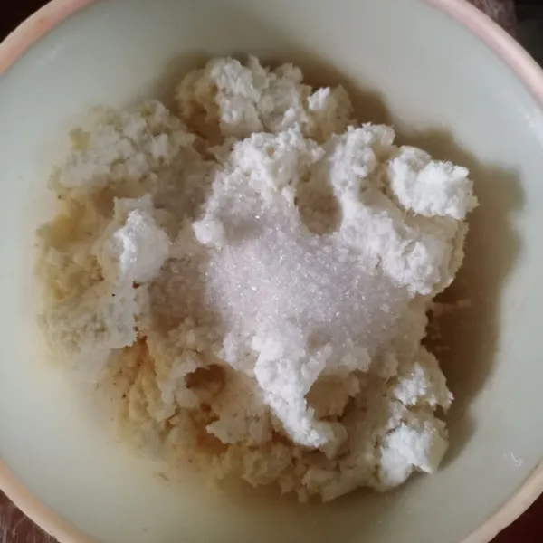 Campur singkong, gula pasir, garam dan vanili di dalam wadah.