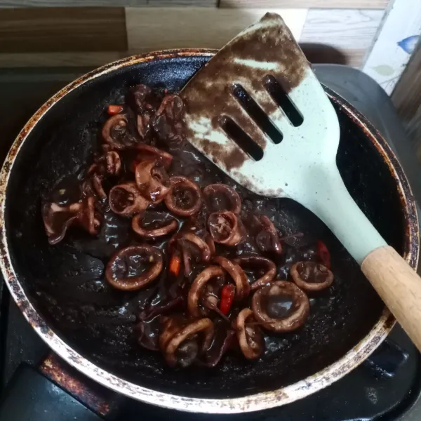 Masak sampai kuah mengering. Angkat.