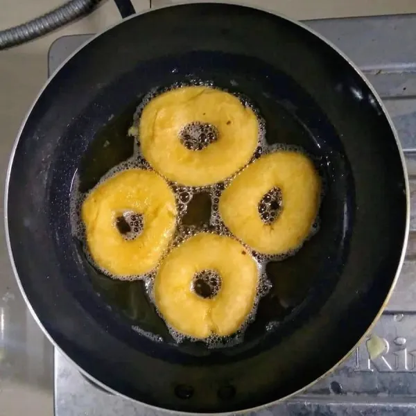 Panaskan minyak, goreng donat dalam api kecil sampai matang berubah warna kuning keemasan.