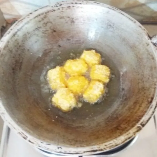 Panaskan minyak. Goreng pisang pompom hingga matang atau hingga berwarna kuning keemasan.
