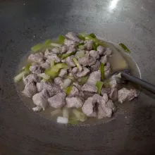 Setelah bumbu meresap dan matang, angkat, sajikan.