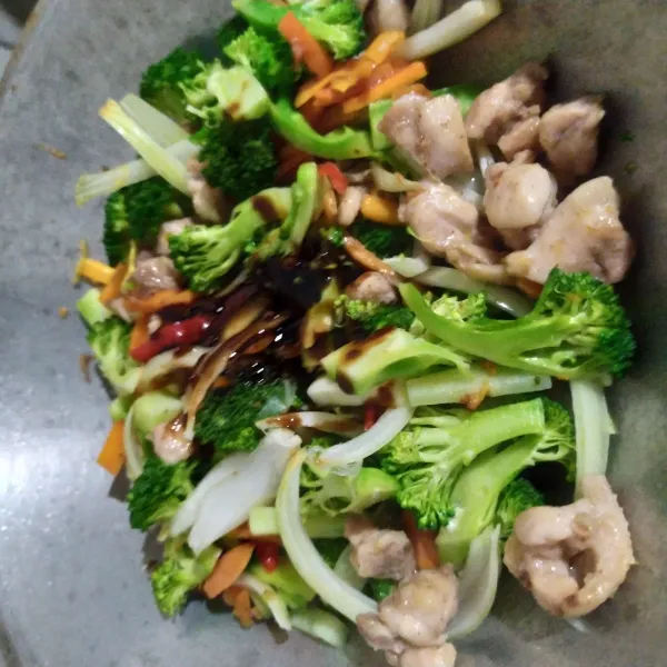 Beri bumbu, masak sampai matang. Koreksi rasa, angkat dan sajikan.