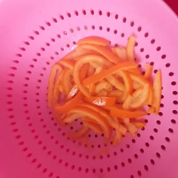 Angkat kulit jeruk dari panci, dan tiriskan, agar sisa-sisa air turun.