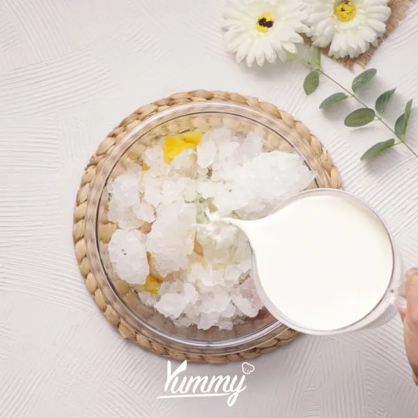 Tuangkan susu cair ke dalam mangkuk saji setelah itu aduk hingga tercampur rata. Setelah rata sajikan dengan gelas saji.