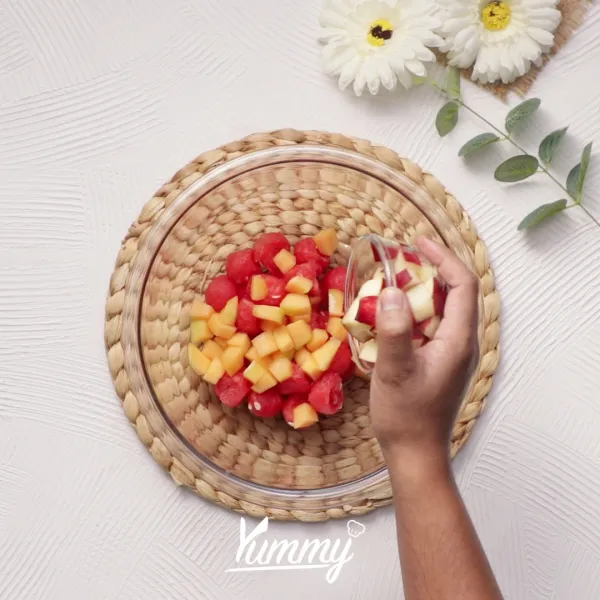 Tambahkan apel dan strawberry ke dalam mangkuk saji.
