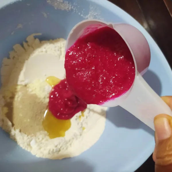 Campur semua bahan bakpao, uleni sambil ditambahkan air sedikit demi sedikit.