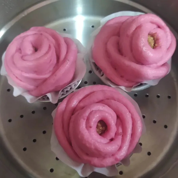 Panaskan kukusan, masukkan bakpao dan kukus selama 6 menit dengan api sedang.