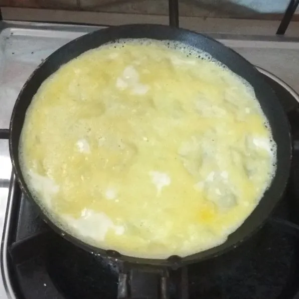 Panaskan teflon, lalu masukkan telur tipis.