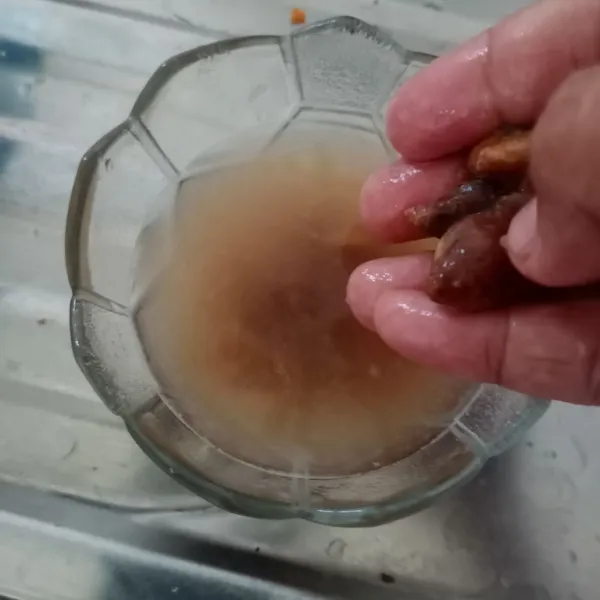 Larutkan asam Jawa dengan air, remas-remas kemudian buang ampasnya.