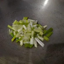 Tumis bawang putih hingga layu. Kemudian masukan irisan bawang prei. Aduk. Lalu tuang secukupnya air kaldu daging.
