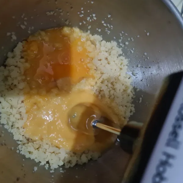 Panaskan oven 180 derajat. Dinginkan kulit soes. Jika kulit sudah dingin, mixer lalu tambahkan telur. Mixer lagi hingga tercampur rata.