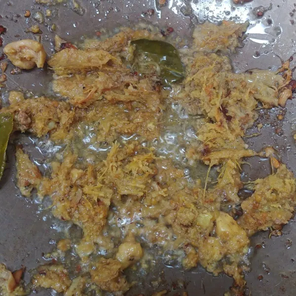 Terakhir saring bumbu lengkuas peras airnya jika perlu, lalu goreng bumbu lengkuas hingga garing atau berubah kecoklatan sajikan bumbu di atas ayam goreng.