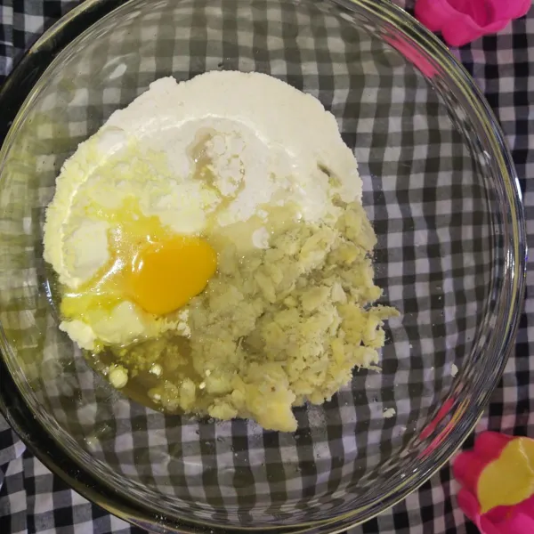 Campur semua bahan, kecuali margarin dan garam. Uleni hingga setengah kalis.