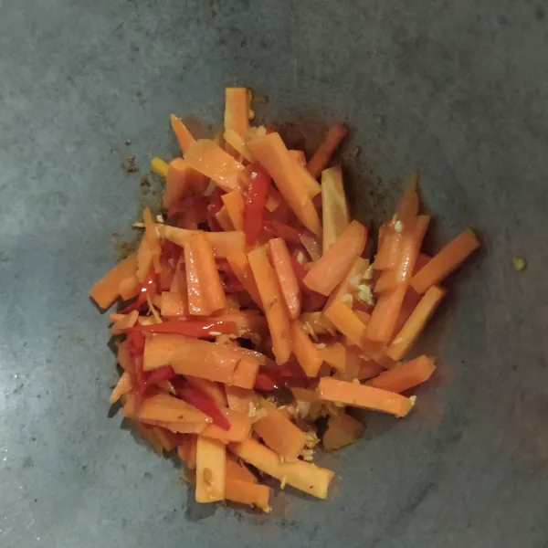 Jika sudah masukkan wortel tumis sampai hampir matang.