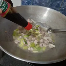Beri kecap manis, saos tiram, garam, dan merica bubuk. Aduk rata, tes rasa.