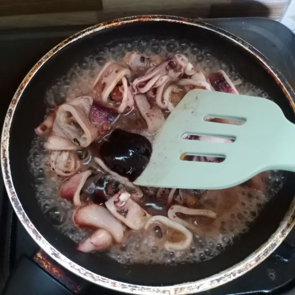 Masukkan garam, saos tiram, lada, gula dan kaldu bubuk. Aduk rata.