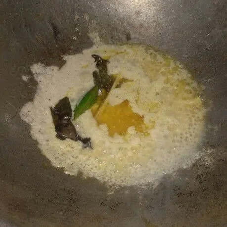 Tumis bumbu yang sudah di haluskan sampai wangi dan matang.