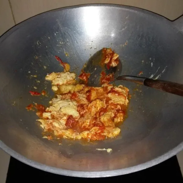 Panaskan minyak goreng. Tumis bumbu halus hingga harum. Ceplok telur kemudian orak - arik.
