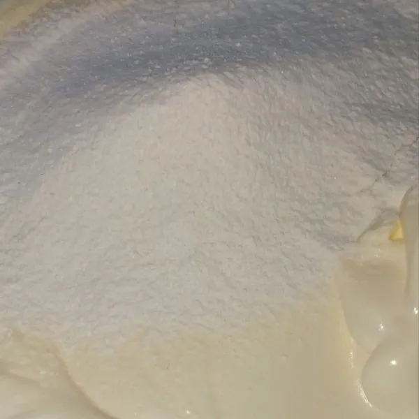 Ayak tepung terigu, maizena, susu bubuk dan vanili. Masukkan bertahap ke adonan, aduk balik sampai rata.