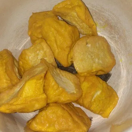 Potong tahu segitiga, goreng sampai berkulit, sisihkan.