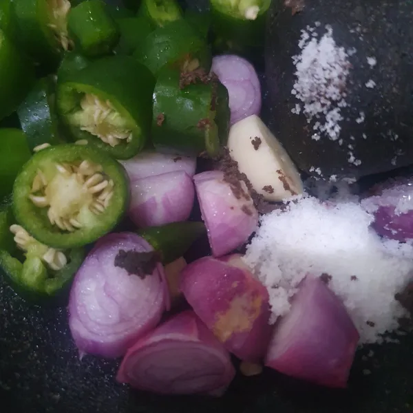 Haluskan bawang putih, bawang merah, cabe ijo, garam dan terasi.