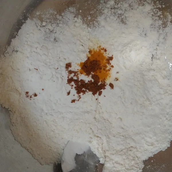 Campur jadi satu dalam wadah tepung terigu, tepung maizena, garam masala, ketumbar bubuk, kunyit bubuk, bawang putih bubuk dan kaldu bubuk.