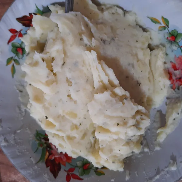 Dalam kondisi panas, hancurkan kentang, lalu masukkan garam, lada, parsley, cream, aduk rata. Tambahkan butter, aduk kembali, sisihkan.
