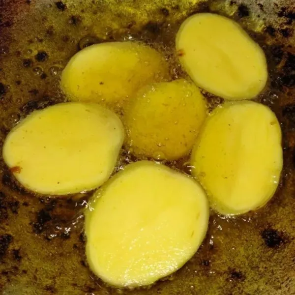 Belah kentang lalu goreng hingga bagian tengah empuk.