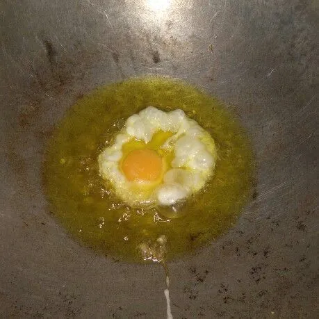 Ceplok telur satu persatu di minyak panas dengan api kecil, sisihkan.