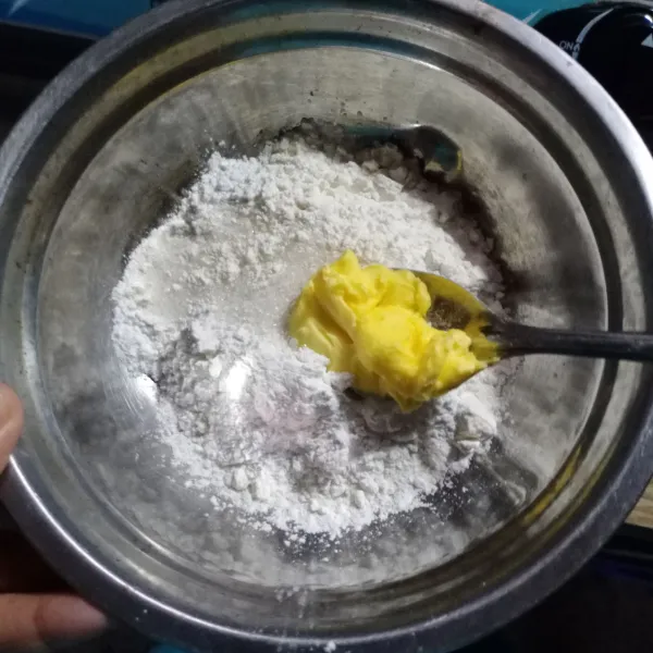 Campur terigu, tepung beras, gula, garam dan margarin di dalam wadah.
