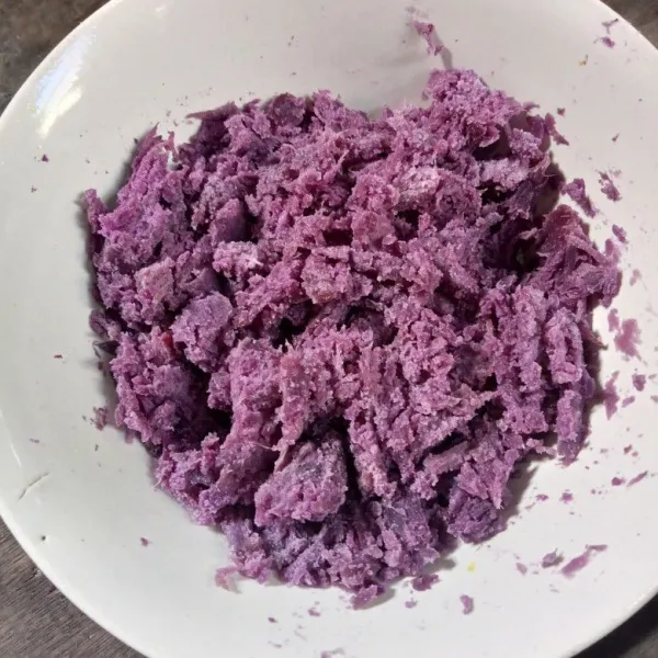 Kukus ubi ungu hingga matang, haluskan selagi panas.
