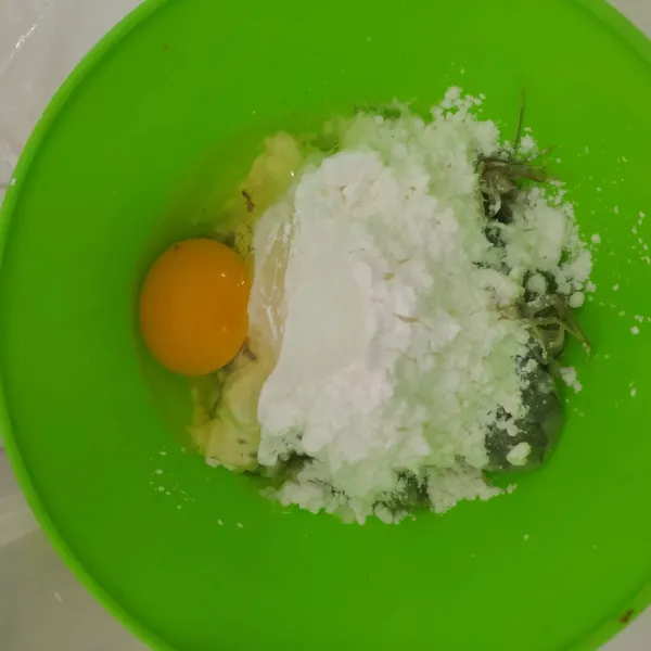 Setelah dimarinasi, masukkan tepung maizena dan telur, aduk rata.