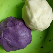Bagi 2, lalu beri warna dan uleni hingga warna bercampur rata.
