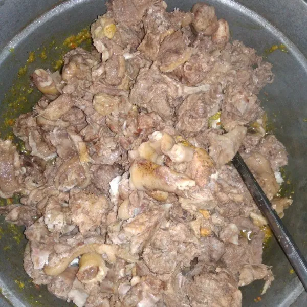 Masukkan mentok, lalu aduk-aduk sampai tercampur bumbu dan beri air agak banyakan biar empuk dan matang lalu tutup.