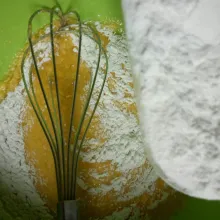 Tambahkan sedikit demi sedikit bahan kering.