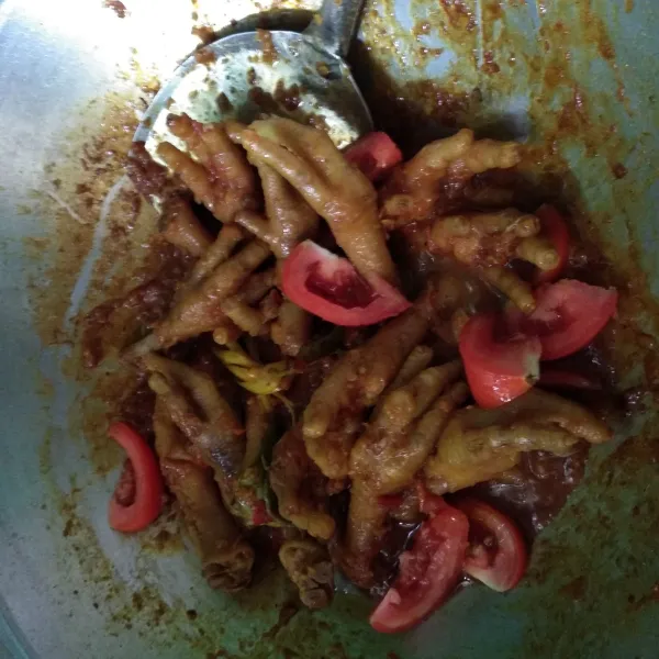 Diamkan sampai bumbu meresap dan air menyusut. Lalu masukan irisan tomat kemudian aduk.
