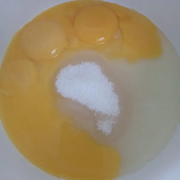 Dalam wadah, kocok gula pasir, telur utuh dan kuning telur hingga mengembang.