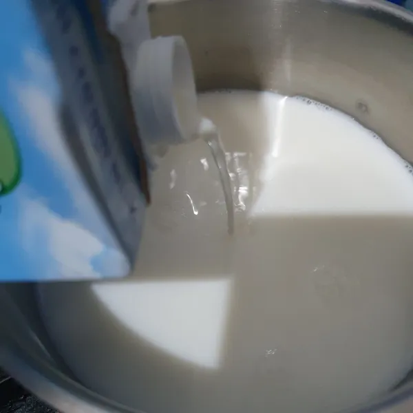 Masak susu cair bersama gula.