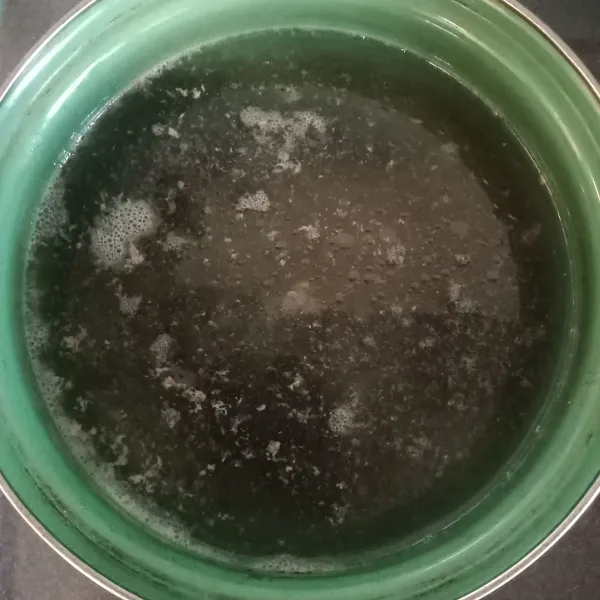 Tuang air kaldu ayam dalam panci lalu panaskan dan biarkan mendidih.